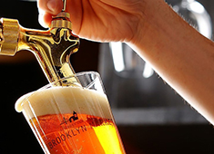 American Beef＆Beer　BB PLEASURES(ビービープレジャーズ) 求人 ブルックリンのパブのように、ワイワイと楽しめる雰囲気作りが大事！明るい接客も大切にできる方を歓迎します。