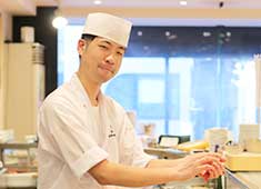 株式会社 梅丘寿司の美登利総本店 求人 各地から仕入れる魚介。鮮度と質の高さが美登利の人気の秘訣です。