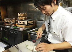株式会社アガライン 求人 キッチン・ホールはお互いの気持ちを考えながら協力してお店を運営しています！