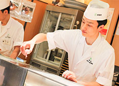 株式会社 梅丘寿司の美登利総本店 求人 高卒や専門学校卒などまったくの未経験から入社されても、数年後にはしっかりと一人前に成長できます。