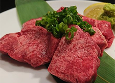 炭火焼肉＆Bar 　『龍＆Ryu 』 求人 エンターテイメント性だけでなく、厚切りで仙台牛のカルビを提供するなど提供する肉にもこだわっています。
