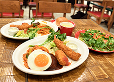 ハチ tekuteながまち店／株式会社 オールスパイス 求人 ハチの原点であるナポリタンとハンバーグの魅力を、より多くのお客様に発信していきましょう！