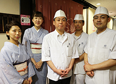 「花はん別館 椿」「日本料理 花はん」／株式会社　五葉商事 求人 幅広い年代が多く活躍中。伸び伸びと学び働く事ができ定着率も抜群です。飲食経験者方、ぜひ当店で力を発揮しませんか？