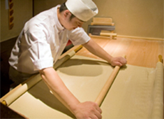 「花はん別館 椿」「日本料理 花はん」／株式会社　五葉商事 求人 料理人として誇れる技術を習得できます。別館椿では蕎麦打ちも学べます。