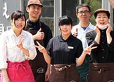 「Book&Cafeこ・らっしぇ」「南蔵王やまびこの森キャンプ場」／七ヶ宿まちづくり株式会社 求人 カフェに来店される皆さんが笑顔になれるよう、まずは私たちが楽しめるお店にしていきましょう。