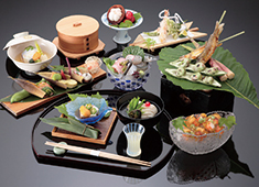 「日本料理 花はん」「花はん別館 椿」／株式会社　五葉商事 求人 季節により、様々な高級食材も扱うことができますので、料理人として貴重な経験が積める環境です。