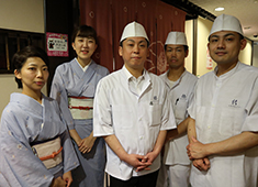 「日本料理 花はん」「花はん別館 椿」／株式会社　五葉商事 求人 幅広い年代が多く活躍中。伸び伸びと学び働く事ができ定着率も抜群です。飲食経験者方、ぜひ当店で力を発揮しませんか？