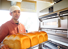 le　Roman（ロマン）／有限会社 松華堂 求人 男性スタッフも活躍中！系列店の中には男性が店長を務める店舗も。