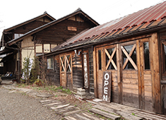 天然酵母パン　オ フルニル デュ ボワ 求人 築150年を超える馬小屋を改装した店舗。仙台中心部にはない趣のある建物の雰囲気です。