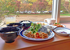 「街道Hostel おたて」「くらけんCafé」「Book&Cafeこ・らっしぇ」「南蔵王やまびこの森キャンプ場」／七ヶ宿まちづくり株式会社 求人 廃校となった学校をリフォーム。七ヶ宿をまるごと楽しんで頂く拠点として、美味しい食事とサービスで喜んで頂きましょう。