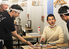 株式会社ヒューマックス／炭火焼専門食処 白銀屋 、他 求人 メニュー開発は全員で！「コレ…どうだろう？」なんてちょっとしたアイデアが即カタチになる…そんな面白さがある好環境！