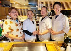 【周平 本店】 【五橋のチキン野郎！周平】 【Hey！周平】  【VIVA！周平】 ／有限会社モーリ 求人 当社では現在社員8名のうち、勤続10年が2名、勤続8年が1名と、定着の良さも自慢です！