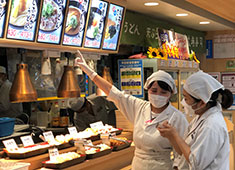「築地食堂 源ちゃん」「讃岐うどん 伊吹や製麺」／株式会社 サイプレス 求人 伊吹や製麺ではオーダーを受けてから調理・盛り付けしその場で商品を提供。最後に会計をし一通りのオペレーションが完了！