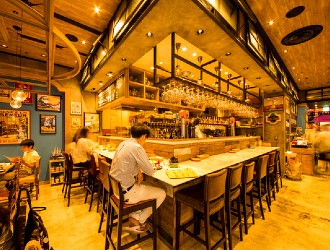 ブッチャー・リパブリック 仙台 シカゴピザ ＆ ビア／EVER BREW（エバーブルー）株式会社 求人 木目を基調としたオシャレな店内。料理とお酒を楽しめる空間を一緒につくっていきましょう！