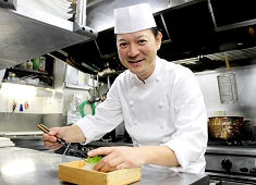 株式会社第一興商 求人 旬の食材や話題の材料等、幅広い食材を扱えるのがうれしいです。料理人としてスキルの幅が広がります(調理長S/8年目)