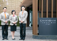株式会社グリーンホスピタリティーマネジメント/ホテルグランバッハ熱海クレッシェンド 求人 ポジションに関わらず、スタッフ同士の連携は大切にしています。