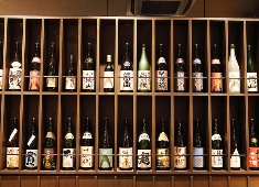 和食バル音音／株式会社ラムラ 求人 日本酒は50種以上を常備！JPゲートタワーのレストランフロアでもトップクラスの品ぞろえです。