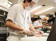 株式会社サンザ（伊豆：「アンダリゾート伊豆高原」「アンダの森」「風の薫UMI」「愛犬お宿伊豆高原」） 求人 【幅広い料理に携われます】
和洋折衷から和会席、洋食コースからビッフェまでホテルによって提供スタイルが異なります