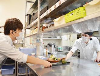 株式会社フラット・フィールド・オペレーションズ 温浴施設内レストラン事業部 求人 チームワークを重視！簡単な調理や接客ができれば大丈夫です。お店の全体的な管理が中心です。