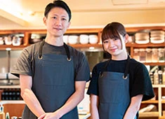 株式会社KISSUI GROUP 求人 元CAやお笑い芸人など、多彩なキャリアをもつメンバーが集う会社です。