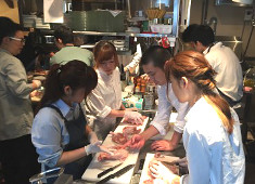 「ALL DAY DINING [mine]」「YOUR TABLE」 求人 特に若⼿の育成に⼒を⼊れており、料理勉強会や試飲会などを随時開催。教育体制も充実しています。