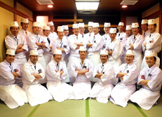【新店】築地玉寿司（株式会社玉寿司） 求人 ▲当社では10代～60代まで様々な職人さんが活躍中！人間関係の良さも魅力◎
