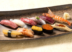 【新店】築地玉寿司（株式会社玉寿司） 求人 ▲旬の厳選食材を職人の技術をひと手間加えて提供。新しい寿司を考案できるのも、寿司を知っている皆さんだからこそ！