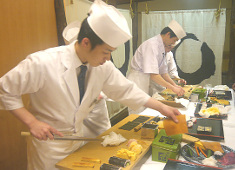 【新店】築地玉寿司（株式会社玉寿司） 求人 ▲信頼できる仲間や頼れる先輩に囲まれた環境で、切磋琢磨し合えるからこそ、自分自身を成長させることができます。