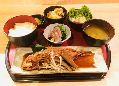 やひろ丸 錦港・やひろ丸 新橋港（株式会社やひろ丸） 求人 魚料理はもちろん、宮崎の郷土料理も多数提供しています。